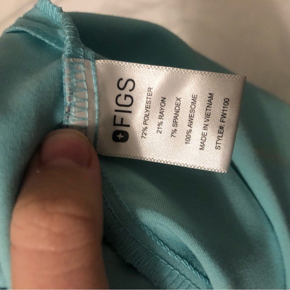 small figs scrub top - Picture 3 of 3